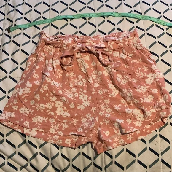 Pink floral stretchy waist with tie belt floral medium shorts with pockets - Picture 1 of 8